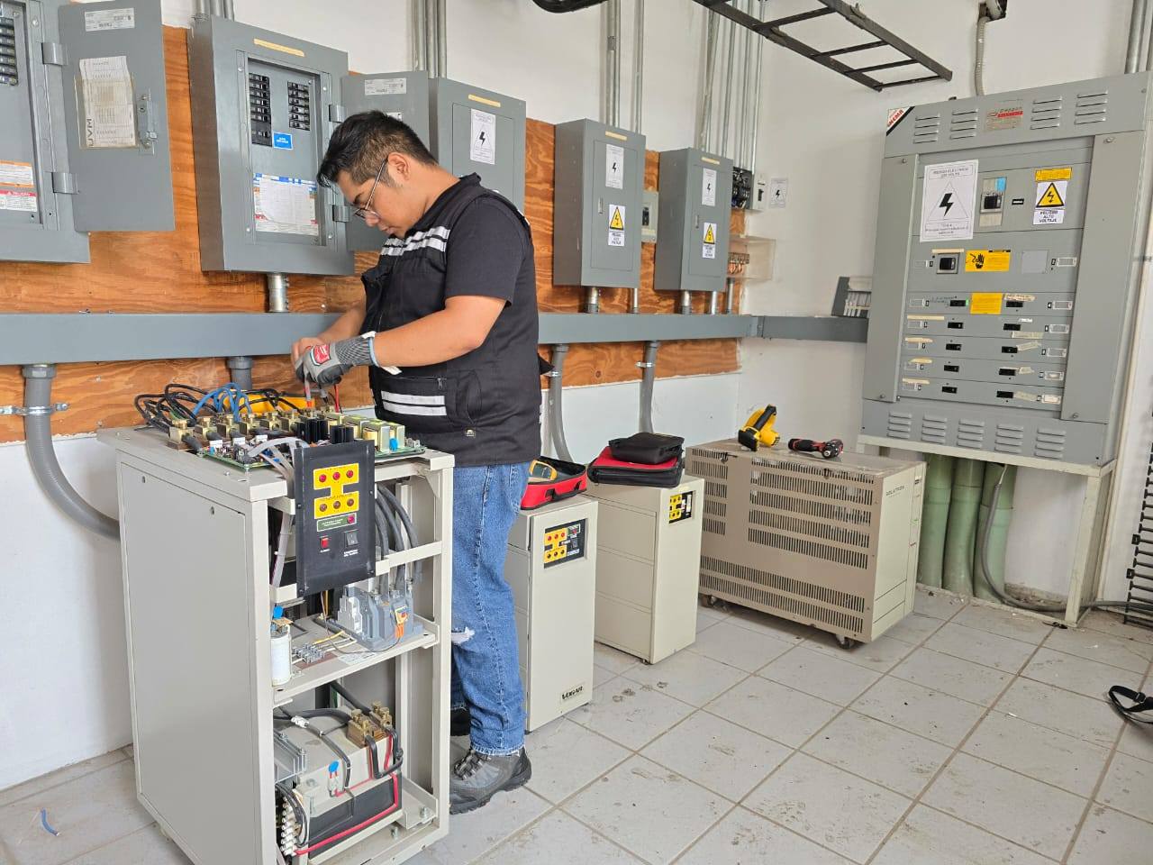 Técnico trabajando en sistema UPS